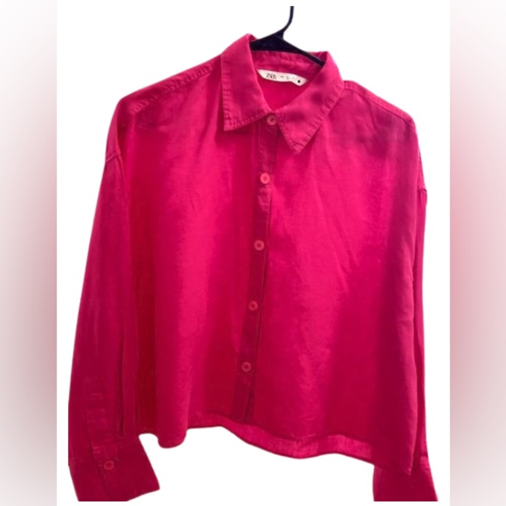 ZARA bottom down fucsia linen shirt.
Point collar and Button front. Size L.